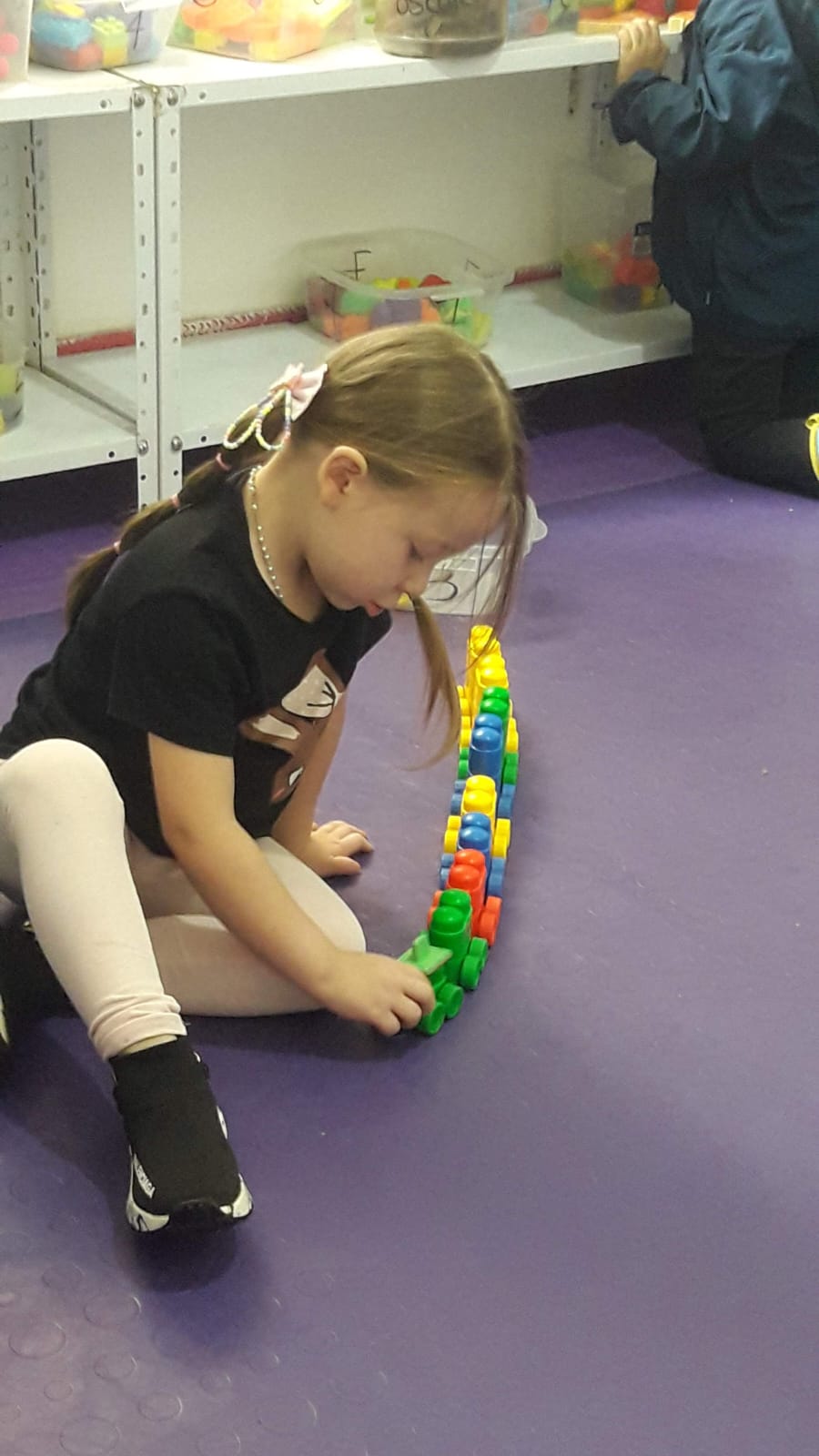 Niña armando fichas de colores - concentración